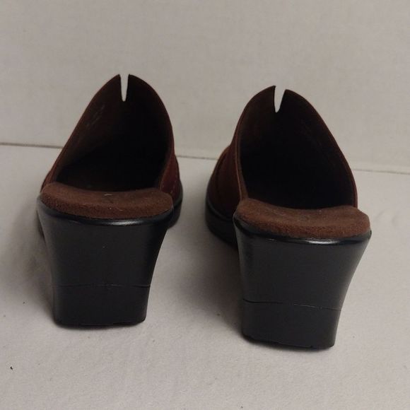 Clarks Mule SlipOn Clog Burgundy Size 7 Like New Burgundy Mule Clark Shoe Size 7 - Picture 5 of 8